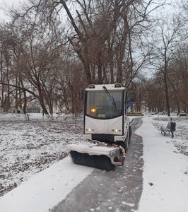 Маленькие муниципальные помощники тоже трудятся 24/7 чтобы пешеходам было где пройти — фото 3