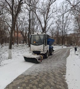 Маленькие муниципальные помощники тоже трудятся 24/7 чтобы пешеходам было где пройти — фото 6