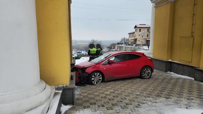 Водитель красного Опеля решил начать утро со знакомства с достопримечательностями Новочеркасска