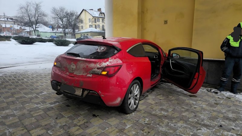 Водитель красного Опеля решил начать утро со знакомства с достопримечательностями Новочеркасска — фото 3