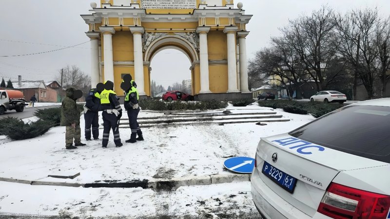 Водитель красного Опеля решил начать утро со знакомства с достопримечательностями Новочеркасска — фото 4