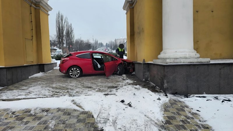 Водитель красного Опеля решил начать утро со знакомства с достопримечательностями Новочеркасска — фото 5