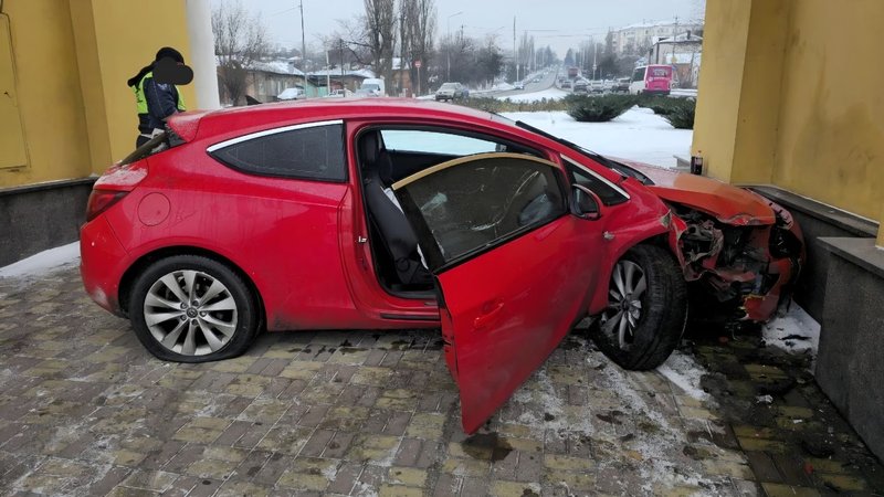 Водитель красного Опеля решил начать утро со знакомства с достопримечательностями Новочеркасска — фото 6