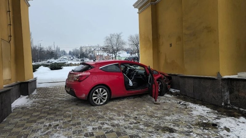 Водитель красного Опеля решил начать утро со знакомства с достопримечательностями Новочеркасска — фото 7
