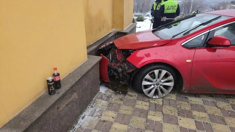 Водитель красного Опеля решил начать утро со знакомства с достопримечательностями Новочеркасска — фото 8