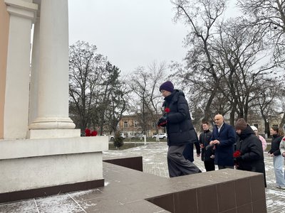 Новочеркасск почтил память моряков БДК «Новочеркасск» — фото 2