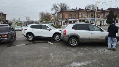 Водитель Мазды не пропустил Хендэ на пересечении Платовского и Б