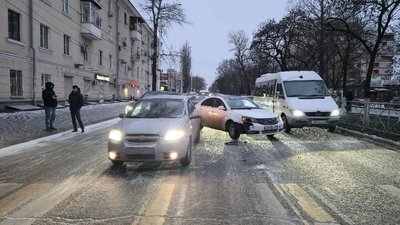 Утро выдалось скользким
