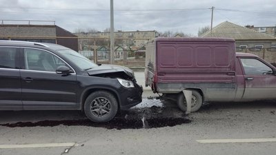 Девушка о чем-то задумалась за рулём автомобиля Фольксваген и собрала паровозик на улице Гагарина