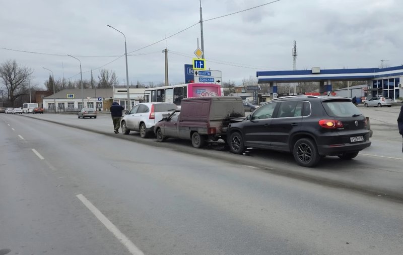 Девушка о чем-то задумалась за рулём автомобиля Фольксваген и собрала паровозик на улице Гагарина — фото 2