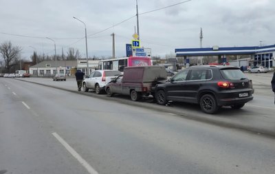 Девушка о чем-то задумалась за рулём автомобиля Фольксваген и собрала паровозик на улице Гагарина — фото 2