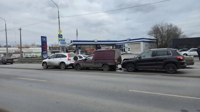 Девушка о чем-то задумалась за рулём автомобиля Фольксваген и собрала паровозик на улице Гагарина — фото 3