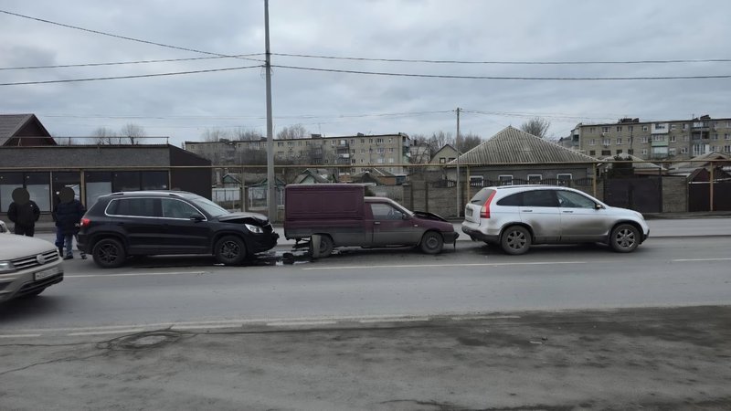 Девушка о чем-то задумалась за рулём автомобиля Фольксваген и собрала паровозик на улице Гагарина — фото 4