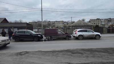 Девушка о чем-то задумалась за рулём автомобиля Фольксваген и собрала паровозик на улице Гагарина — фото 4