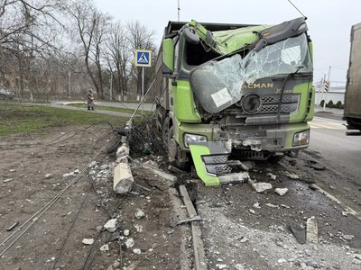 Карьерный самосвал проехал на красный свет в Новочеркасске и врезался в столб