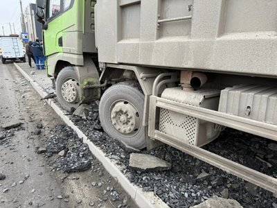 Карьерный самосвал проехал на красный свет в Новочеркасске и врезался в столб — фото 4