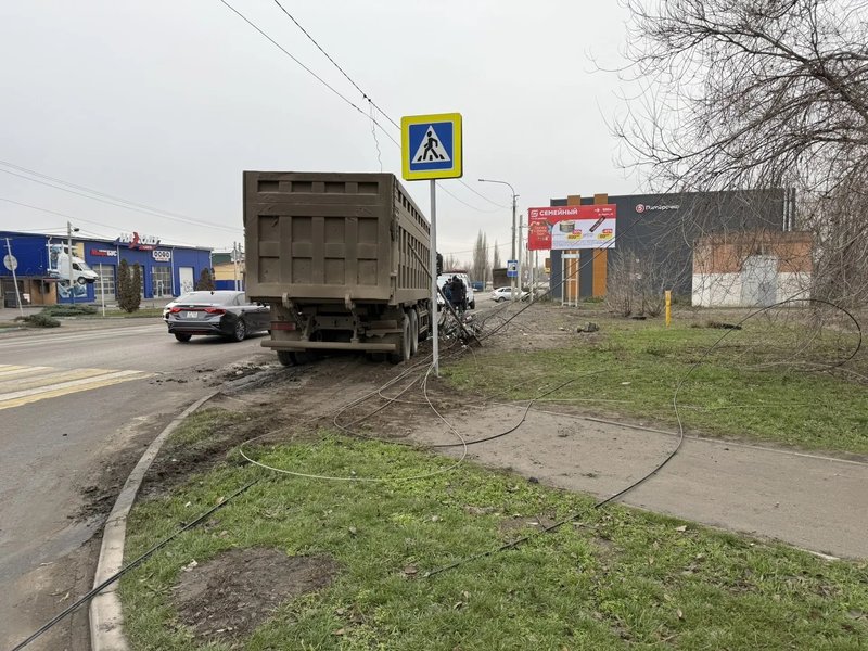 Карьерный самосвал проехал на красный свет в Новочеркасске и врезался в столб — фото 7
