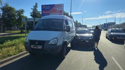 Водитель автомобиля Тойота на Баклановском влетела в хвост очереди за бензином — фото 5
