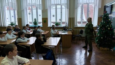 В школе №1 города Новочеркасска для учащихся пятых классов состоялся особый «Урок Мужества» — фото 4