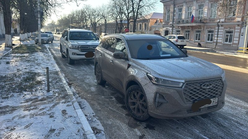 Мастер парковки на Черри немного не вписался, когда парковался перед Крузаком — фото 1