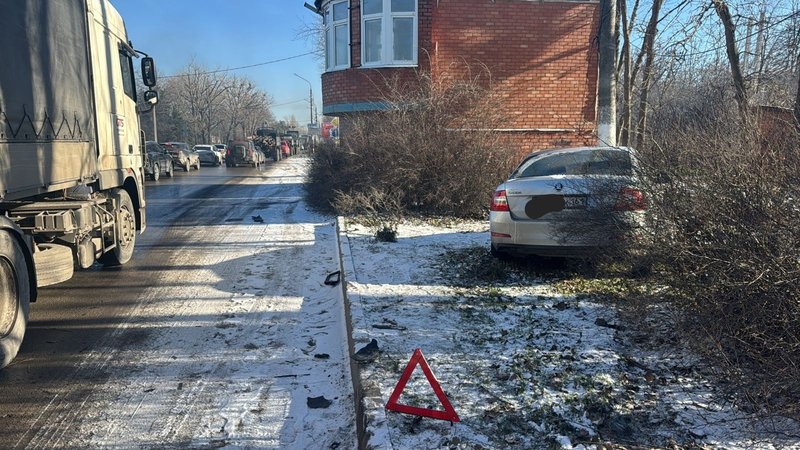 На въезде в город случилось классическое ДТП — фото 1