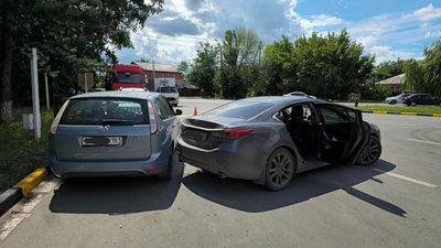 Автомобиль Мазда маневрировал по заправке и въехал в Форд