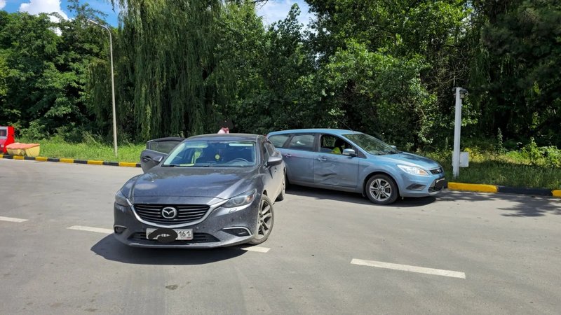 Автомобиль Мазда маневрировал по заправке и въехал в Форд