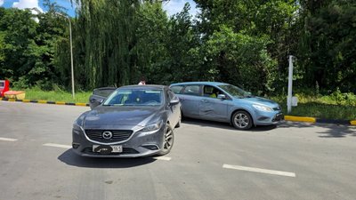 Автомобиль Мазда маневрировал по заправке и въехал в Форд — фото 3