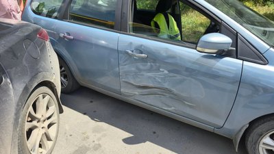 Автомобиль Мазда маневрировал по заправке и въехал в Форд — фото 4