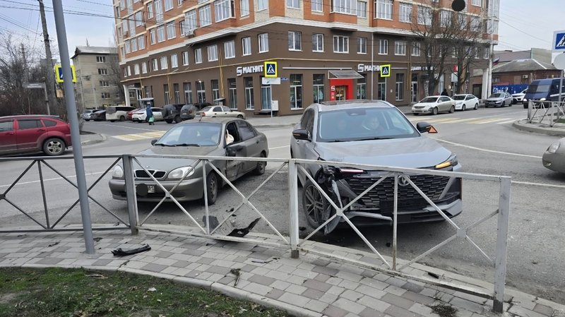 На проспекте Баклановском, в районе улицы Островского, девушка на автомобиле Дэу решила повернуть... — фото 1