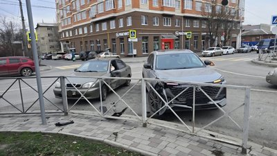 На проспекте Баклановском, в районе улицы Островского, девушка на автомобиле Дэу решила повернуть...