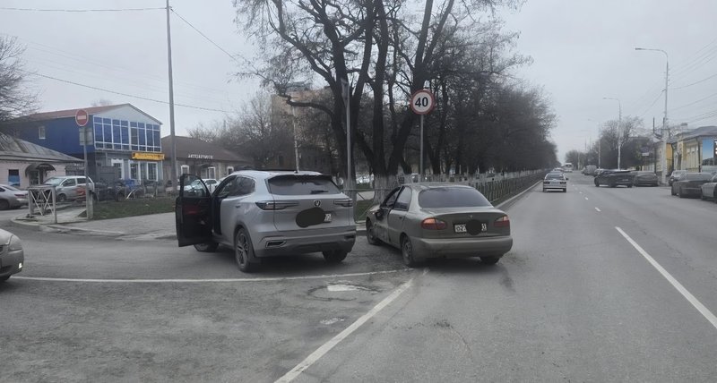 На проспекте Баклановском, в районе улицы Островского, девушка на автомобиле Дэу решила повернуть... — фото 3