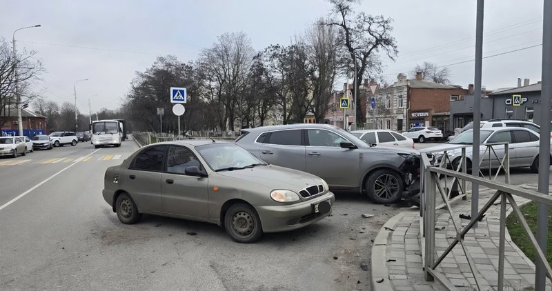 На проспекте Баклановском, в районе улицы Островского, девушка на автомобиле Дэу решила повернуть... — фото 4