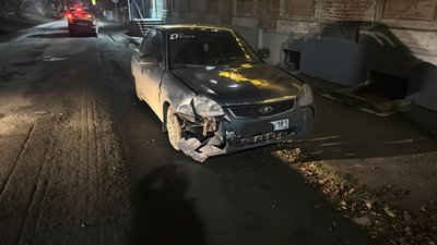 Лихача на Приоре занесло на улице Александровской и он повредил припаркованную Шкоду