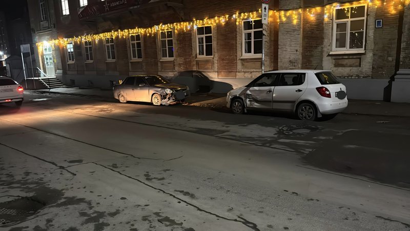 Лихача на Приоре занесло на улице Александровской и он повредил припаркованную Шкоду — фото 3