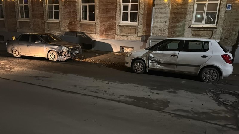 Лихача на Приоре занесло на улице Александровской и он повредил припаркованную Шкоду — фото 5