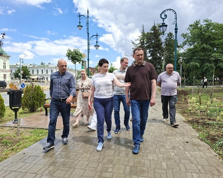 Министр ЖКХ Ростовской области проверила ход благоустройства Платовского проспекта в Новочеркасске — фото 1