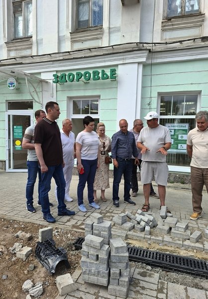 Министр ЖКХ Ростовской области проверила ход благоустройства Платовского проспекта в Новочеркасске — фото 2