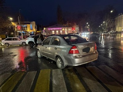 Автоледи на Шевроле при повороте налево с Ермака на Маяковского не пропустила встречную Омода