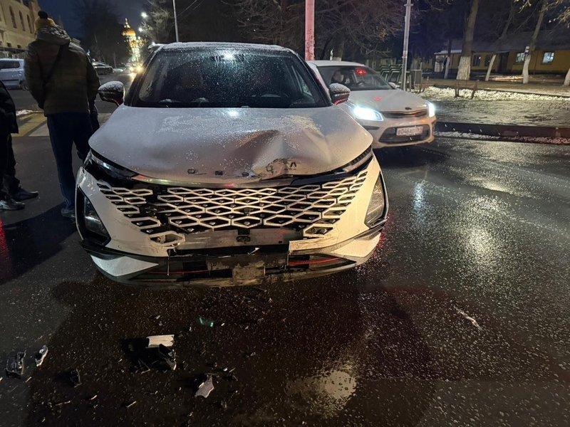 Автоледи на Шевроле при повороте налево с Ермака на Маяковского не пропустила встречную Омода — фото 4