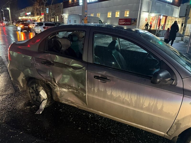 Автоледи на Шевроле при повороте налево с Ермака на Маяковского не пропустила встречную Омода — фото 6