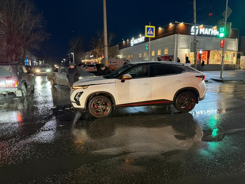Автоледи на Шевроле при повороте налево с Ермака на Маяковского не пропустила встречную Омода — фото 7