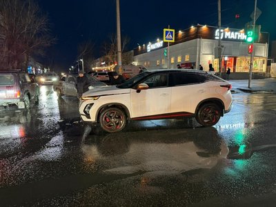Автоледи на Шевроле при повороте налево с Ермака на Маяковского не пропустила встречную Омода — фото 7