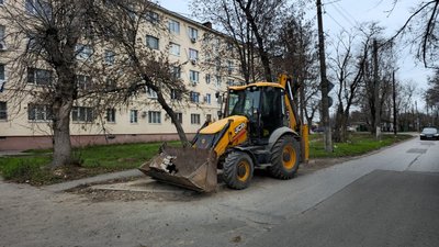 Водитель трактора на Макаренко неудачно отъехал от обочины и поменял проезжавший мимо Акцент