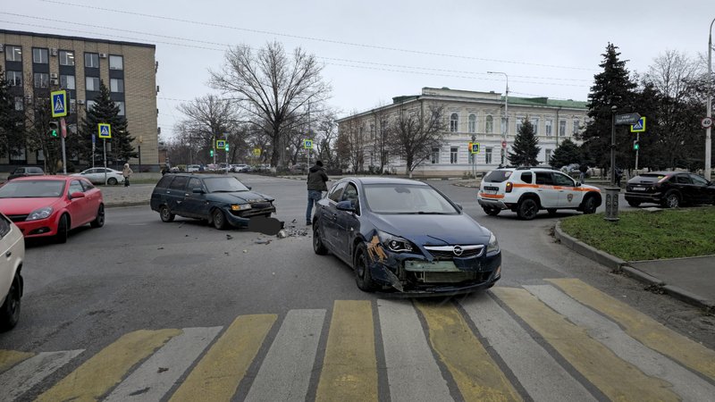 ДТП произошло на пересечении проспекта Ермака и улицы Просвещения — фото 3