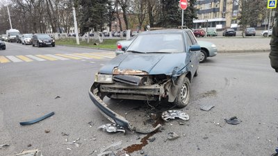 ДТП произошло на пересечении проспекта Ермака и улицы Просвещения — фото 4
