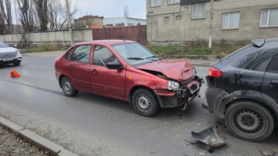 Водитель Калина на улице Трамвайной отвлёкся и собрал паровозик из Шевроле и Гранты