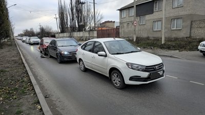 Водитель Калина на улице Трамвайной отвлёкся и собрал паровозик из Шевроле и Гранты — фото 3