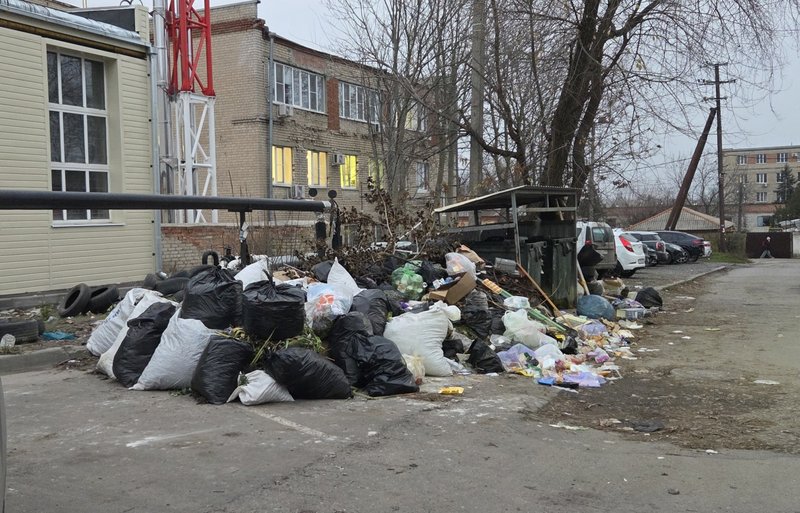 Жители переулка Скрябина просили напомнить, что они вовремя платят за вывоз мусора и до 1 декабря... — фото 1