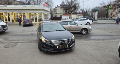 Девушка не очень удачно отъехала от парковки на пересечении Ленгника и Баклановского